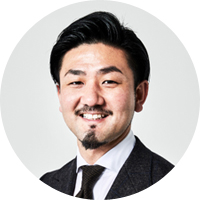 The Breakthrough Company GO ビジネスプロデューサー 田中陽樹(たなかはるき)氏GOのビジネスプロデューサーチームのリーダー。docomo25周年×安室奈美恵、パーソナルオーダースーツブランド「STORY & THE STUDY」、ECOALF「資源を無駄にしない広告」、ケンドリック・ラマー「黒塗り広告」などを手掛ける。事業・企画を立ち上げに導き、その後の売上・利益獲得戦略までマネジメントするプロデューサー。
