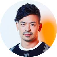 株式会社LIFULL 執行役員 Chief Creative Officer川嵜鋼平(かわさきこうへい)氏2017年LIFULL入社。執行役員CCOとして、ブランド戦略、ブランドデザイン、プロダクトデザイン、マーケティング、コミュニケーションデザイン、新規事業、研究開発など、グループ全体のクリエイティブを統括。またクリエイティブ組織の戦略策定・育成・採用など、組織づくりも全体も担う。