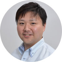 サンコー株式会社　広報部部長　﨏（えき）晋介氏<br>2015年にサンコーに入社。2016年に広報部を立ち上げ、広報業務を現在もすべて一人で行う。広報支援会社などを使わず、メディアの方とすべて直接連絡を取り、今ではテレビディレクターから企画の段階で相談を受けることも多い。2019年テレビ紹介実績157回。新商品開発時には広報的な目線でネーミングや商品セールスポイントを提案。