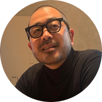 株式会社デザインワークスエンシェント 代表取締役 小林裕介氏<br>大学卒業後、貿易と商品開発事業をしている企業に就職。7年ほど勤め、32歳のときに独立。前職での商品生産のノウハウを活かし土産物を開発して卸す会社を設立。2019年で10周年を迎え、独立当初からの理念であった、メーカーとして商品を作ることを目指し、新たにデザインワークスエンシェントを設立した。