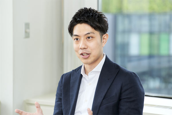 2年前から副業でマーケティングに関わる朝倉さん。本業では、外資系ITメーカーで戦略立案業務に従事。