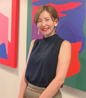 若者はSNSに投稿されている画像や動画からニュアンスを感じ取るスキルに長けており、そういったスキルが、友達と円滑にコミュニケーションを取ったり関係を構築したりする上で、重要な役割を果たしています。同時に彼らは”なんかちがうな”といった違和感も感じとりやすいため、企業がなんとなく若者が好きそうなものに寄せて作っただけのコミュニケーションであると、それを見抜いてスルーされてしまう可能性が高いです。このような彼らの感覚は、企業の立場からすると理解が難しい部分でもありますが、若者の共感を生むコミュニケーションを実現するには、彼らのSNSからニュアンスを理解する姿勢が重要となります。