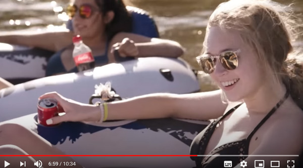 「ONE LAST SUMMER」のワンシーン。商品はさりげなく映されている
