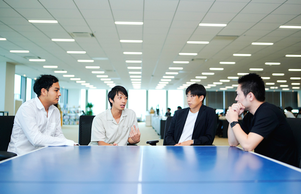 取材の様子 (左から)SPROUND Community Manager/DNX Ventures Investment VP 田中佑馬氏、タイミー 代表取締役 小川嶺氏、才流 代表取締役 栗原 康太氏、 DNX Ventures Industrial Partner 稲田 雅彦氏