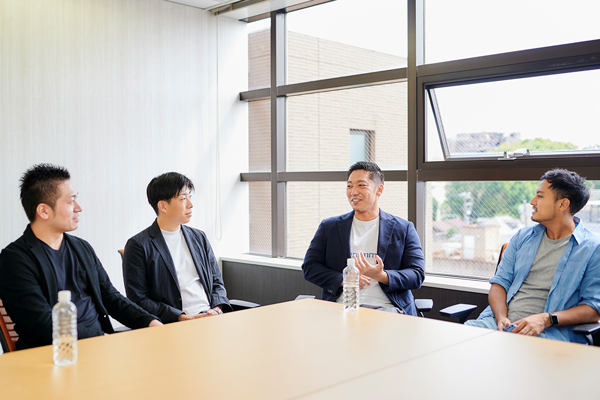 取材の様子(左から)DNX Ventures Industrial Partner 稲田 雅彦氏、才流 代表取締役 栗原 康太氏、コミューン 代表取締役CEO 高田優哉氏、SPROUND Community Manager/DNX Ventures Investment VP 田中佑馬氏