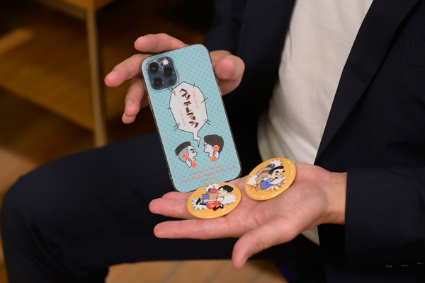 かまタクのスマホケースとSTORESのコラボで作った缶バッジ