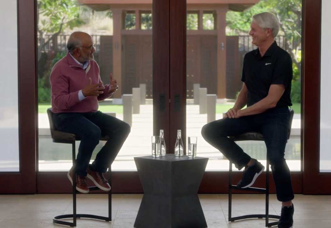 Adobe CEOのShantanu Narayen氏（左）とNike CEOのJohn Danahoe氏（右）