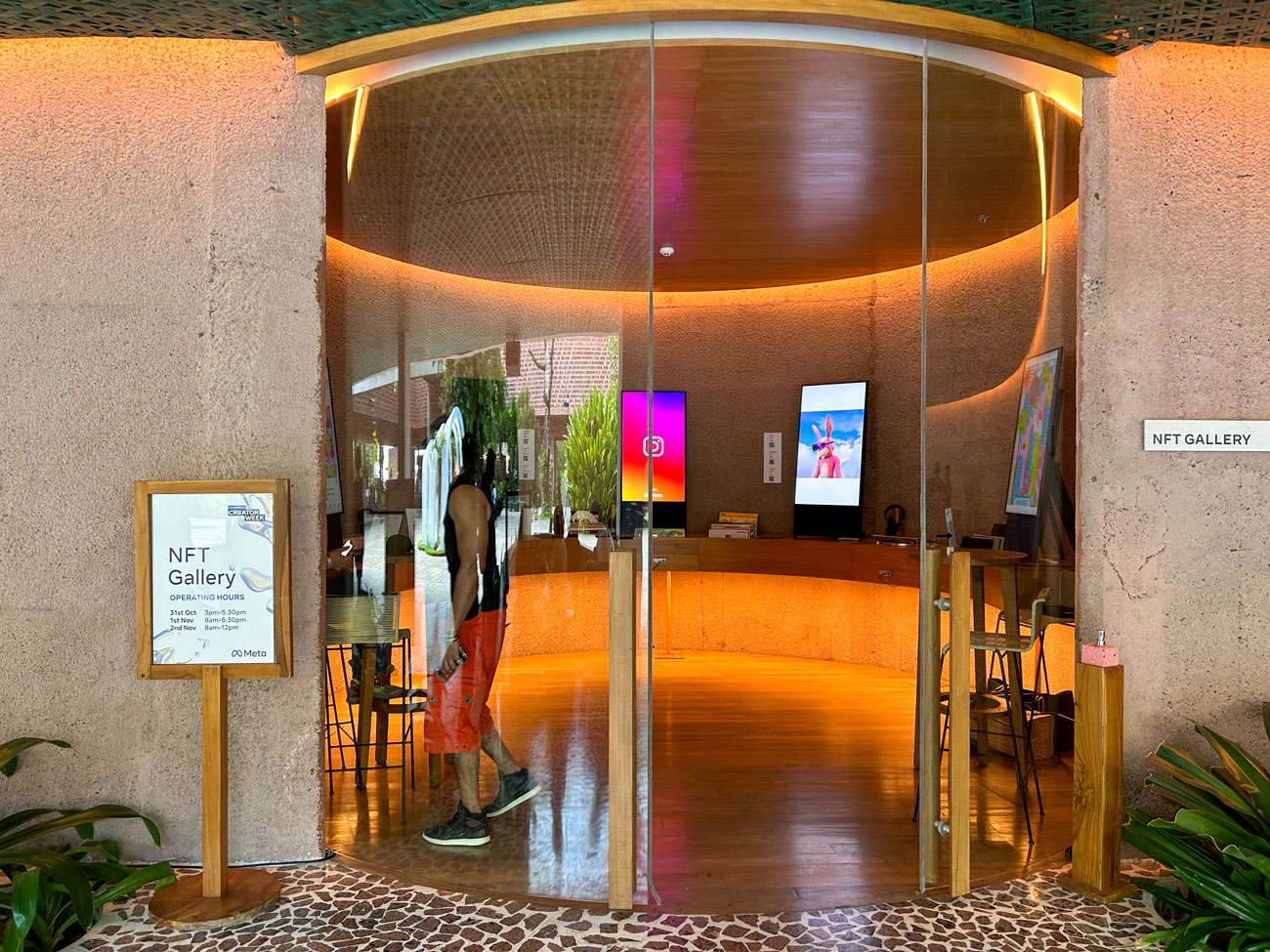 NFTギャラリーでは最新のNFTコレクションが展示されていた