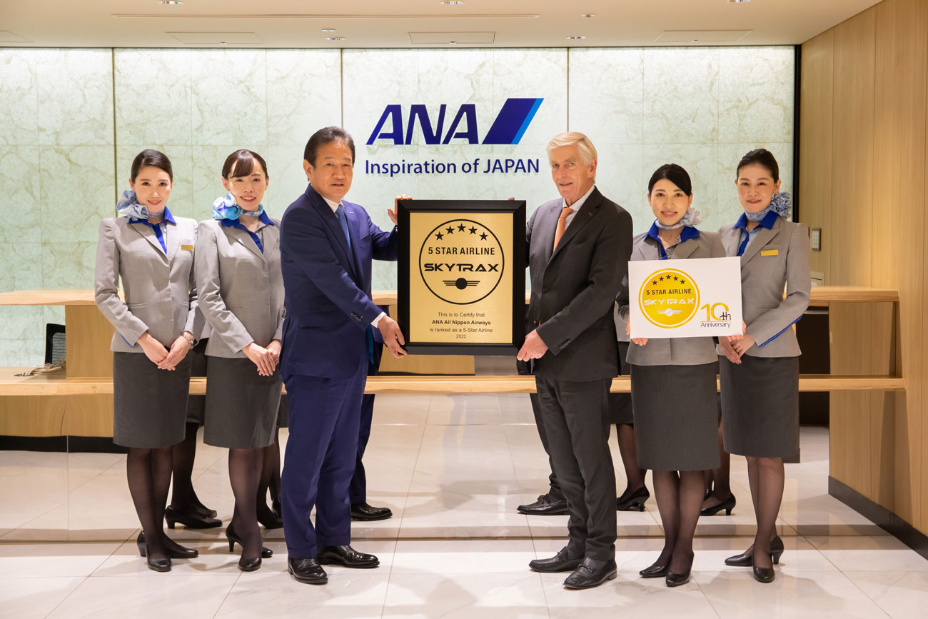10年連続で5スターを受賞。盾を受け取るANA 代表取締役社長 井上慎一氏と、SKYTRA CEO Edward Plaisted氏