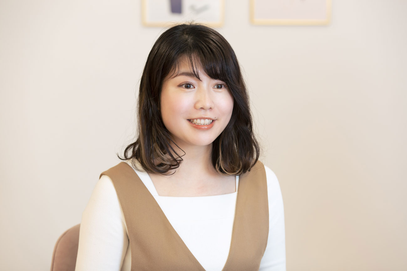 SHE株式会社 マーケター/SHEShares編集長 大原光保子氏学生の頃から、女性のキャリアや生き方に興味を持ち、学生団体やインターンの場で活動。新卒ではリクルートマーケティングパートナーズに入社し営業を経験。より理念直結で働ける場を探していた時にSHEに出会い、最初は副業で仕事をスタートしている