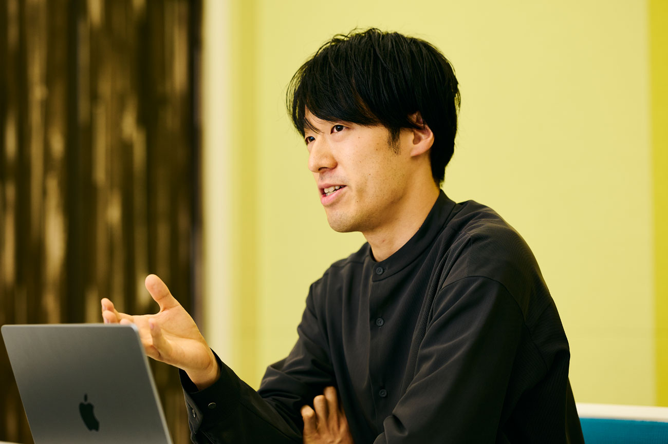 株式会社電通　第2統合ソリューション局　ソリューション・プランナー　濱 大毅（はま・だいき）氏　2015年に新卒で電通に入社。メディアプランニングの業務に従事する 傍ら、その現場で出てくる様々な課題やニーズに対応するソリューション の開発も担当。テレビCM、CTVの効果を可視化する「レスポンスコ ネクター・ダッシュボードPro」を開発するなど、メディアプランニングの 個別最適だけでなく、テレビ×マーケティングの効率化、効果の最大化 から事業全体の成長まで広く実現していくことにも注力している。