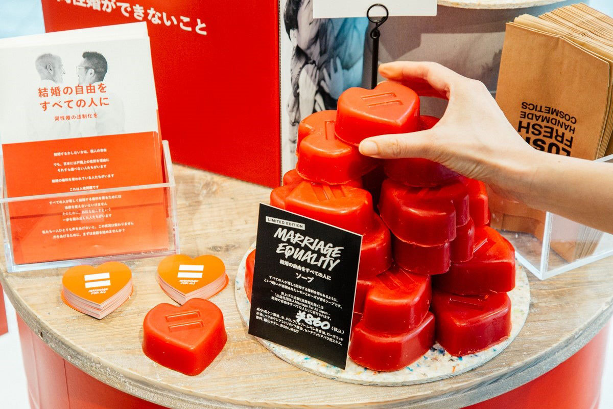 キャンペーンのメッセージが一目で伝わるチャリティ商品、オンラインショップでは初日で完売した<br />出典：プレスリリース