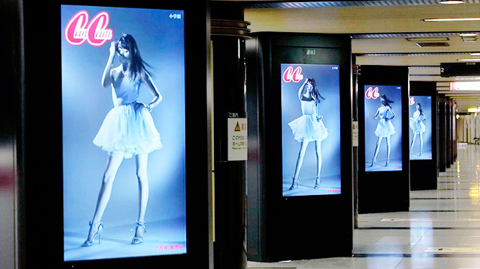 電車の進入によって髪や服がなびく仕掛けのサイネージ広告は、日本でも2014年に実施されていた(出典:電通報『六本木に「感じる」サイネージ、デビュー!』