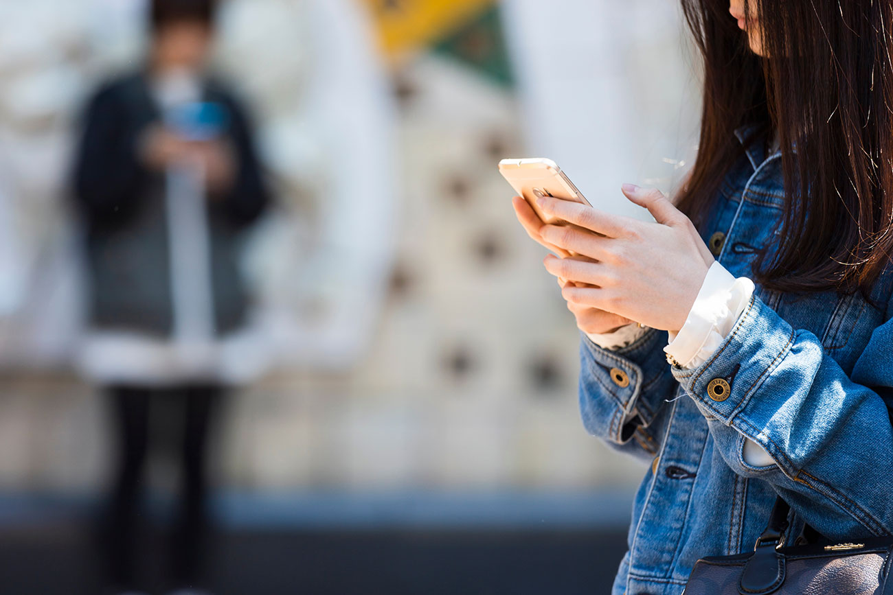 ネットを見る若年層のイメージ