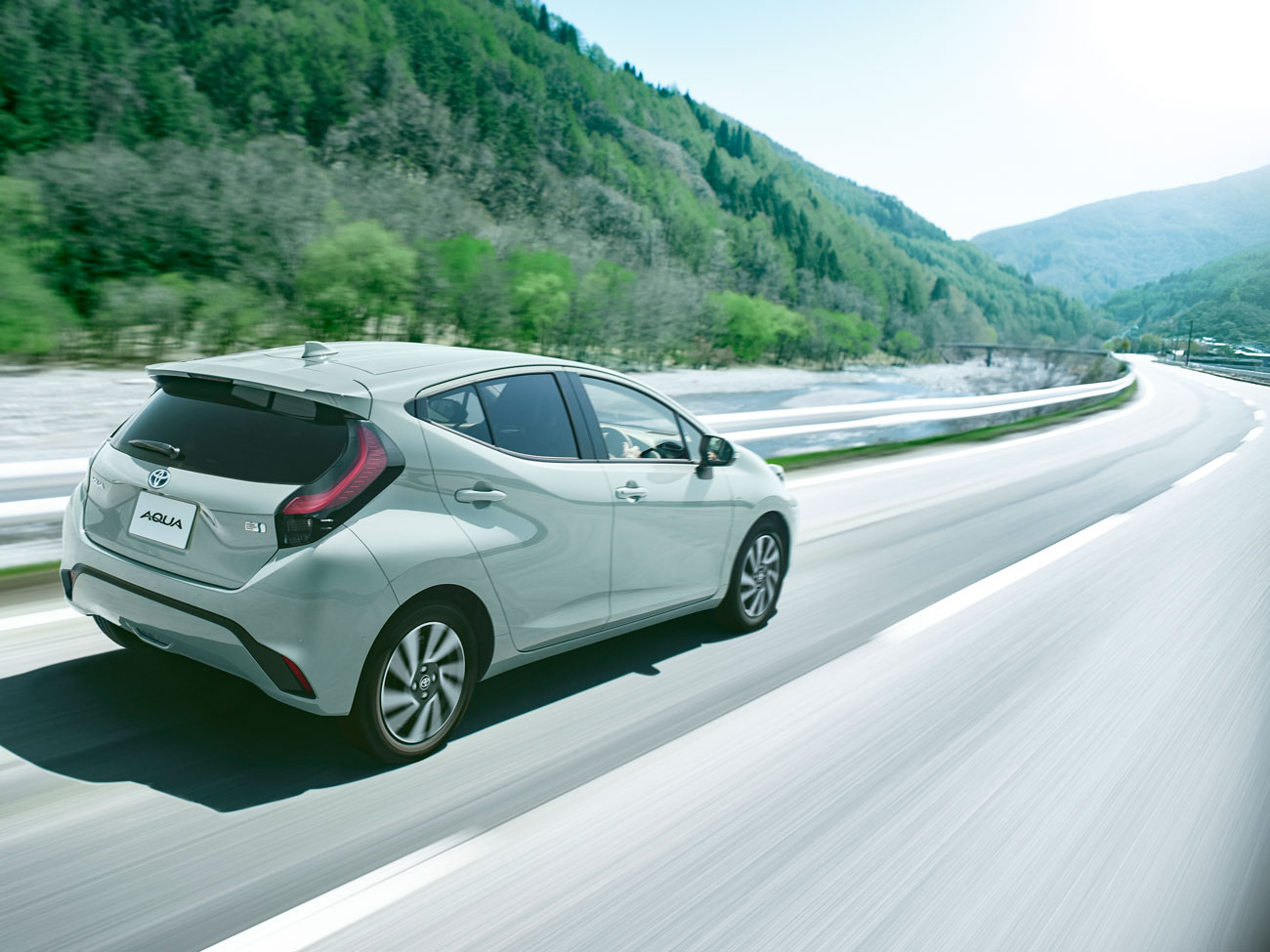 TOYOTAは「AQUA（アクア）」「RAV4」などでアーバンカーキ色を採用。写真は、AQUAのアーバンカーキ色で、TOYOTAニュースルームより引用