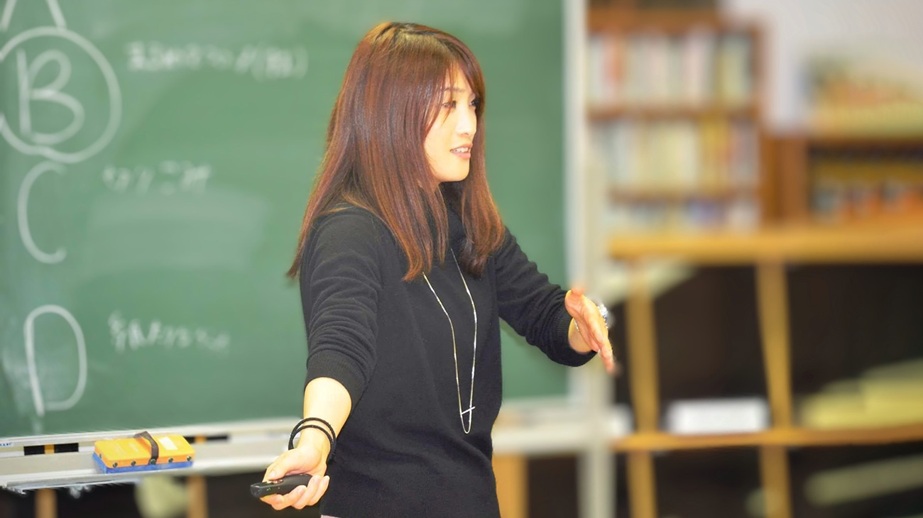 講師をする女性の画像です
