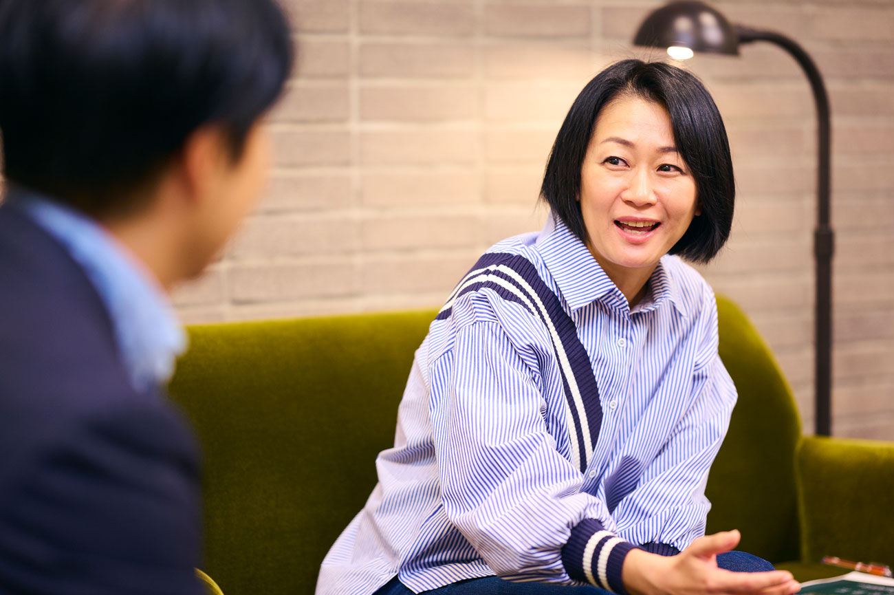 スターバックスコーヒージャパン株式会社 Chief Retail and Marketing Officer 森井久恵氏　NTT東日本で法人営業を担当した後、ブリティッシュ・アメリカン・タバコ・ジャパン（BAT）に転職し営業とマーケティングに従事。BATの後に入ったユニリーバ・ジャパンには15年在職し、日本、中国、タイでマーケティング ヘッドを務める。2017年からスターバックスコーヒージャパンに入社し、2018年からCMOとして国内のマーケティングを統括している