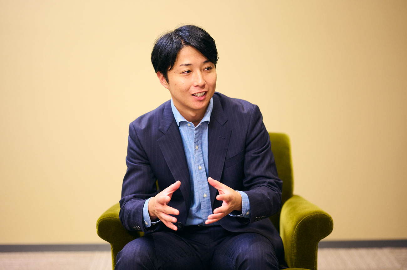 株式会社Brandism　代表取締役　木村元氏　ユニリーバ・ジャパンに2009年に入社。約14年間、ラックスやダヴなどのブランドマーケティングを経験。国内を中心とした360度のプロモーションからグローバルのブランド戦略や製品開発まで、幅広く従事。ロンドン本社にて、ダヴヘアのグローバル全体のブランド戦略をリード。その後、ユニリーバ・ジャパンでのスキンケアカテゴリー統括とグループ子会社のラフラ・ジャパンの代表取締役を兼任し、PMI後のV字回復を達成。2021年より株式会社Brandismを創業し現職。BtoBからBtoCまで、国内外の多様なクライアントのブランド戦略立案や経営戦略を支援。著書『ブランド・パワー　ブランド力を数値化する「マーケティングの新指標」』が2023年12月に刊行