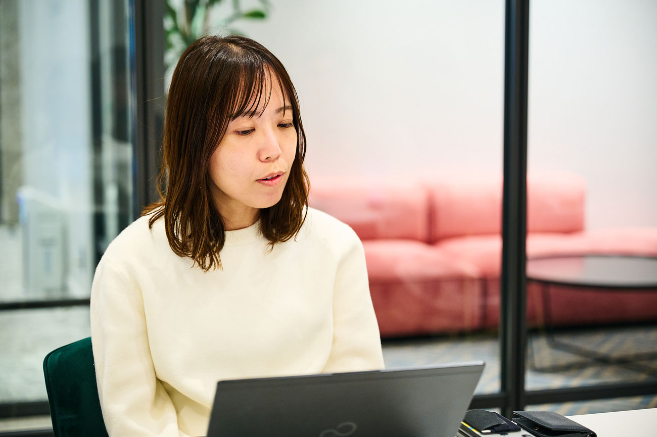 トリドールホールディングスのマーケティング本部 コミュニケーションデザイン部 プランニング課に所属する加藤由希子さん。丸亀製麺のマーケティングは「戦略」と「戦術」でチームが分かれており、加藤さん戦術を担うチームに所属。小西さんと二人三脚でソーシャル活用にあたっている