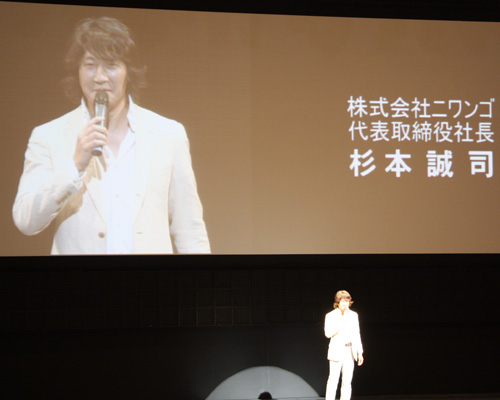 オープニングはニワンゴ杉本誠司社長。白いスーツが似合うナイスガイ。ニワンゴをはじめる前はアメフトで検索すると出てくるスポーツマンだった、とはひろゆきが後半に暴露した個人情報(でも試しに検索しても出てこなかったよ)