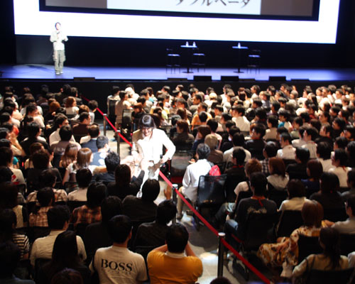 移動中に握手を求められる杉本社長