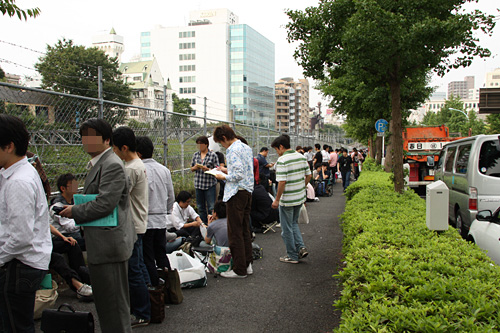 渋谷方面に向けて、列が伸び続ける