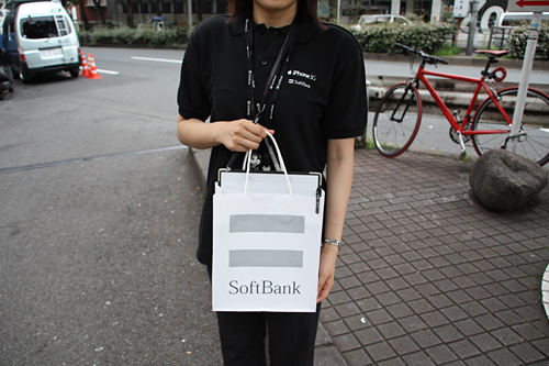 途中で会ったスタッフの女性。手続きがスムーズに進むよう、身分証明書などを持ってきているかなど、確認に回っているとのこと。「持っていきていない人いましたか?」「さすがに今のところいません(笑)」