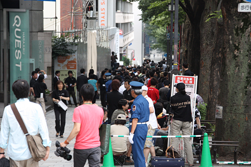 ソフトバンクモバイル表参道店前。平日の朝7時前とは思えない黒山の人だかり