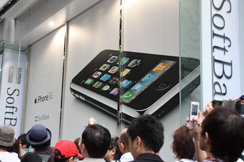 ついにベールを脱いだソフトバンクモバイル表参道店。外装はiPhone一色に