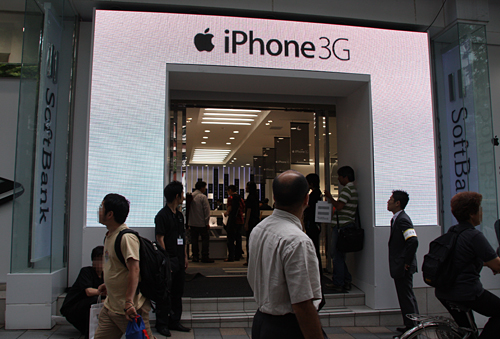 午前9時、ようやく落ち着いてきた表参道店。入り口には「iPhone 3G」の文字が光り輝く