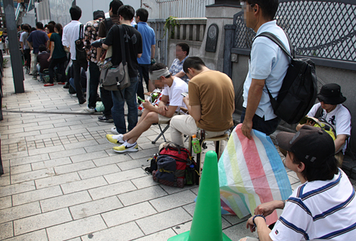 流れ始めたとはいえ、まだまだ先は長い。しかし、皆さん最早並び慣れてますね