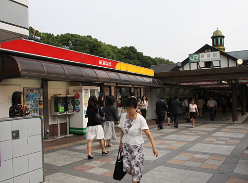 午前9時半、原宿駅前。ようやく出勤姿の人々が