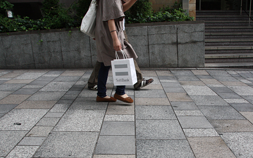 この日、原宿にはソフトバンクの紙袋を持った人々が増殖した