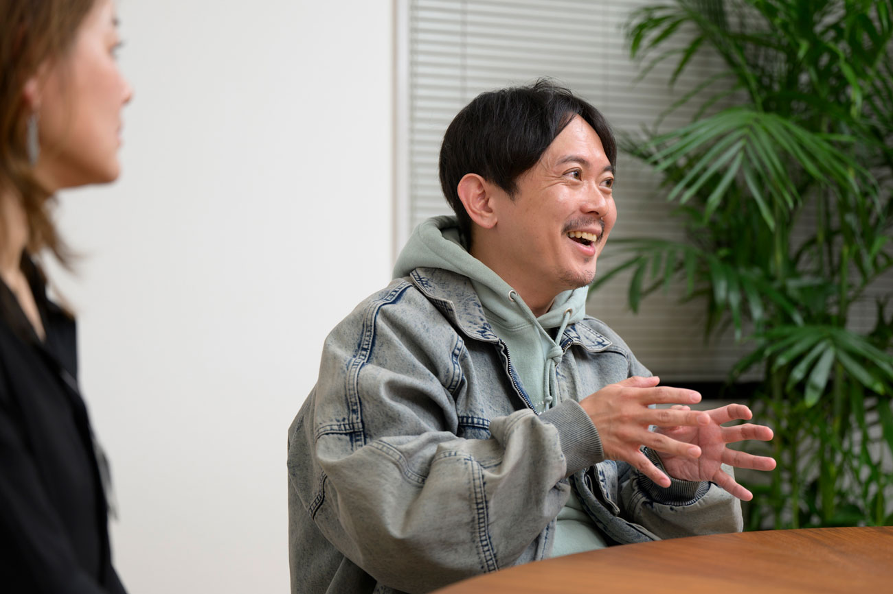 クリエイティブディレクター/コピーライター 田中大地氏コピーライター素人としてノープロブレムに中途入社。小霜氏の下で働きながら、1~2期生としてノープロブレム広告学校 にも通う。現在は外資系の広告代理店に勤め、社内外でクリエイティブディレクターとして活動