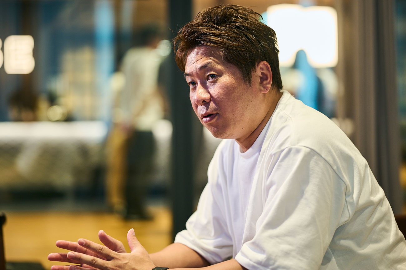 アクセンチュア株式会社 マネジング・ディレクター ビジネス コンサルティング本部 カスタマー&セールス プラクティス 日本統括 木原久明氏「Accenture Life Trends」の制作に長年携わっている番所浩平氏。アクセンチュアには2012年に入社。UX/UIデザインを専門とする日本ローカルのデザイン組織をを立ち上げる。2019年に世界最大級のデザインスタジオFjordの東京拠点を立ち上げ率いた後、Fjordのアクセンチュア ソングへの統合に伴い現職に就く。前編で「Accenture Life Trends 2024」の全体概要を解説