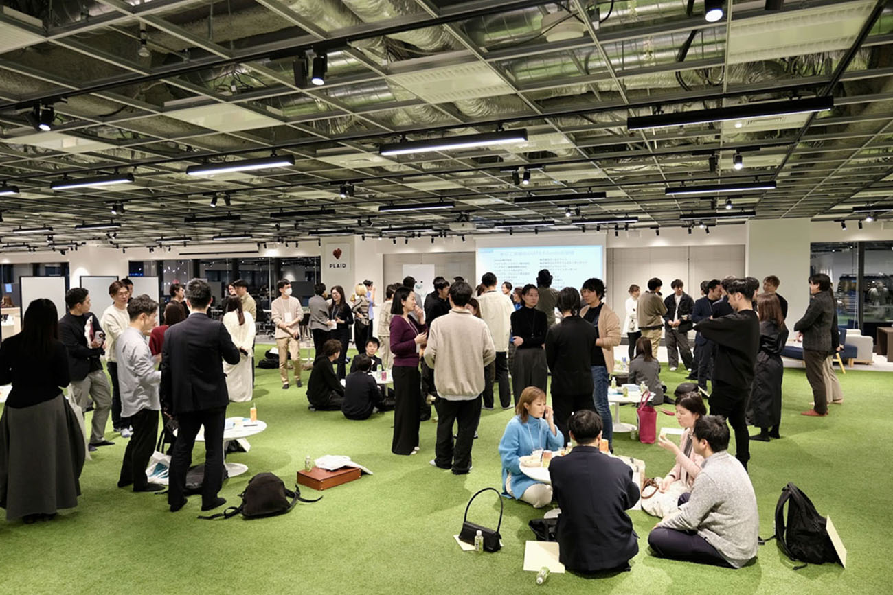 プレイドのオフィス内の芝生で、軽食をつまみながら団らんするMeetupの様子