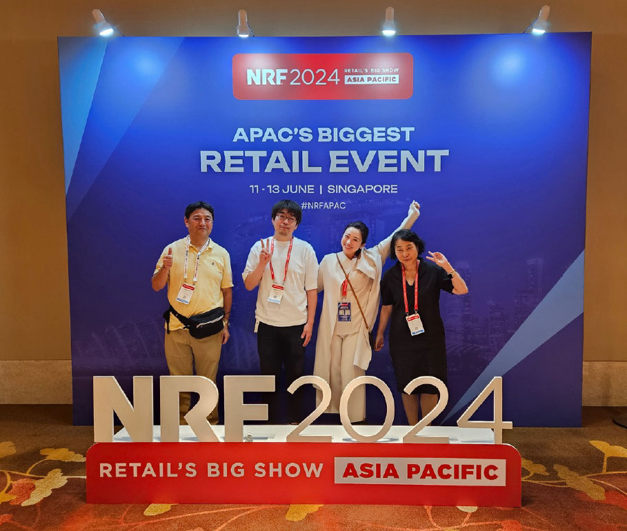 NRF APACにて記念撮影。一番左が日本オムニチャネル協会 理事 逸見光次郎氏、中央左が一般社団法人リテールAI研究会 理事 林拓人氏