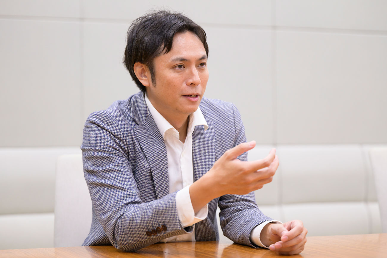 株式会社電通デジタル 執行役員 データ&AI部門 部門長 主席AIマスター 山本 覚氏東京大学松尾豊教授のもと人工知能(AI)を専攻。AIとビッグデータを活用し、広告の自動生成、広告効果の予測、CROやSEOなど、多数のデジタルマーケティングサービスを提供。『ワールドビジネスサテライト』、『NHKワールド』など多数メディアに出演。多くのイベントをはじめとして企業や大学などでのセミナー登壇も多数。主な著書『売れるロジックの見つけ方』、『AI×ビッグデータマーケティング』など。