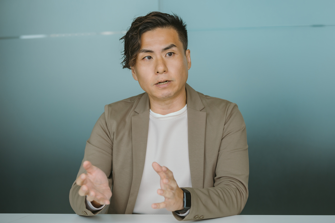 株式会社リクルート プロダクト統括本部 プロダクトデザイン・マーケティング統括室 プロダクトデザイン室 オペレーションデザインユニット 工藤照久(くどう・てるひさ)氏 2015年にリクルートコミュニケーションズ(現リクルート)に中途入社。社内の業務BPRやDX、AIの活用を推進。昨今では生成AIを活用できる人材育成・リスキリング推進に従事。