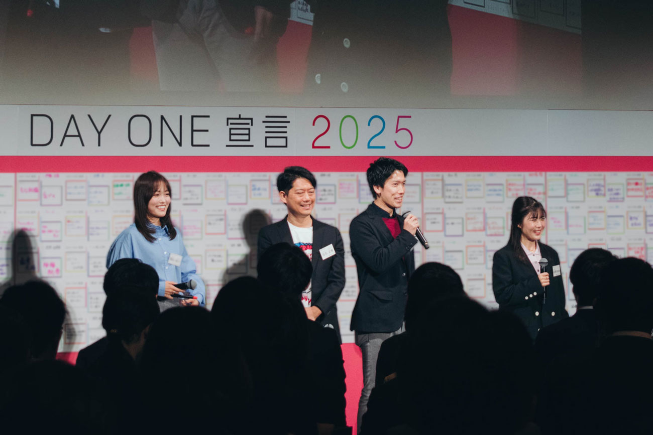 写真左から、7班サブリーダー:第2CRプランニング局 Dentsu Lab Tokyo2A部 澤田 桃子氏/19班リーダー:第3マーケティング局 マーケティングコンサルティング2部 白石 正信氏/5班サブリーダー:データ・テクノロジーセンター プラットフォーマーデータ2部 赤澤 新之介氏/16班リーダー:第8ビジネスプロデュース局 アカウントリード2部 荻原 あゆみ氏