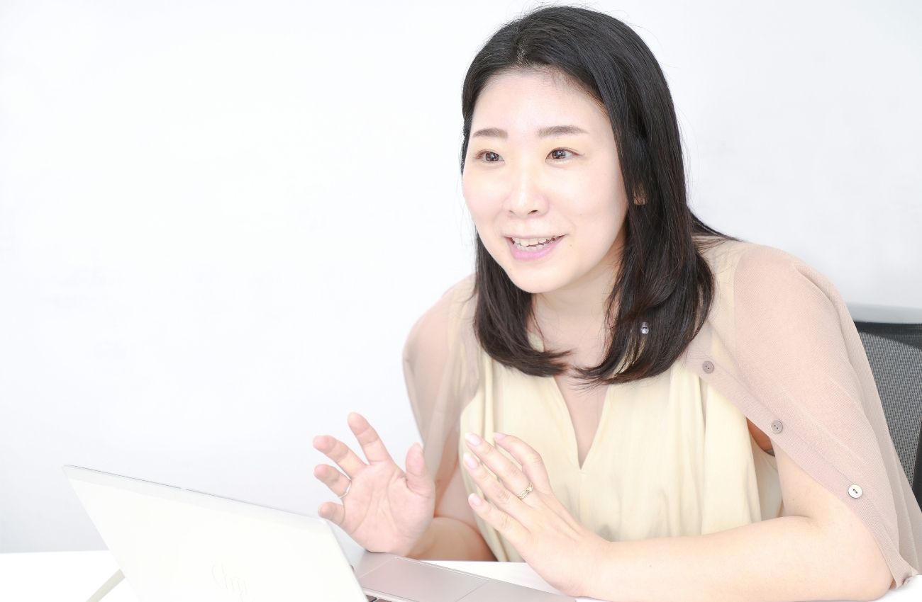 株式会社マッシュビューティーラボ コスメキッチン マーチャンダイザー 清水氏コスメキッチンの店舗スタッフ、営業、バイヤーなどを経て、MD(マーチャンダイザー)に就任。コスメキッチン全体の品揃えの責任者として、バイヤーへの商品依頼やメーカーとの新規商品開発、マーケティング面でのディレクションにも深く関わる。