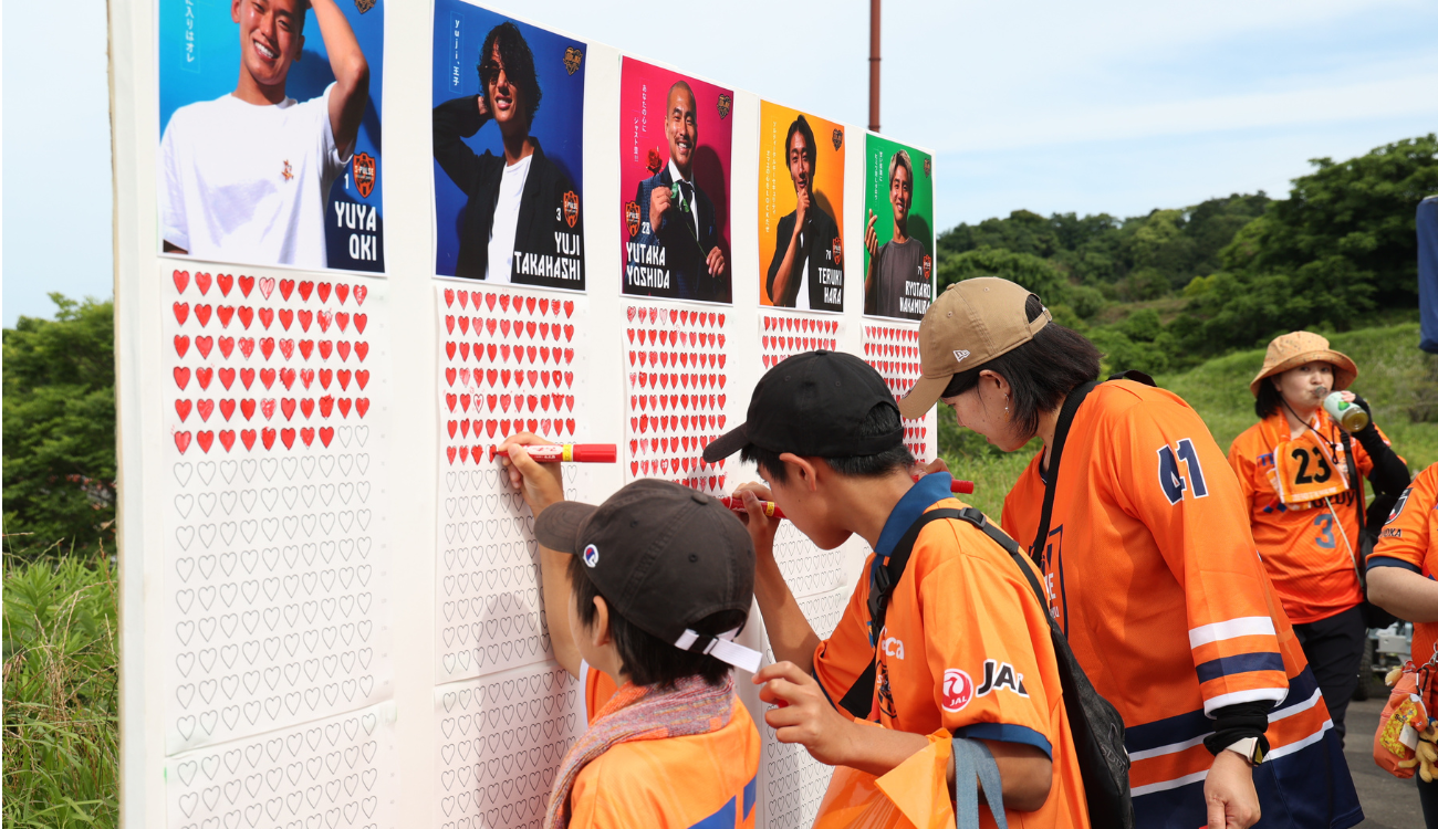 試合前にエスパルスNo.1イケメン選手の投票をする様子