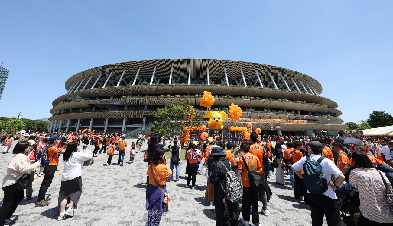 2025年5月の国立開催の様子。バルーンの装飾も話題を呼んだ