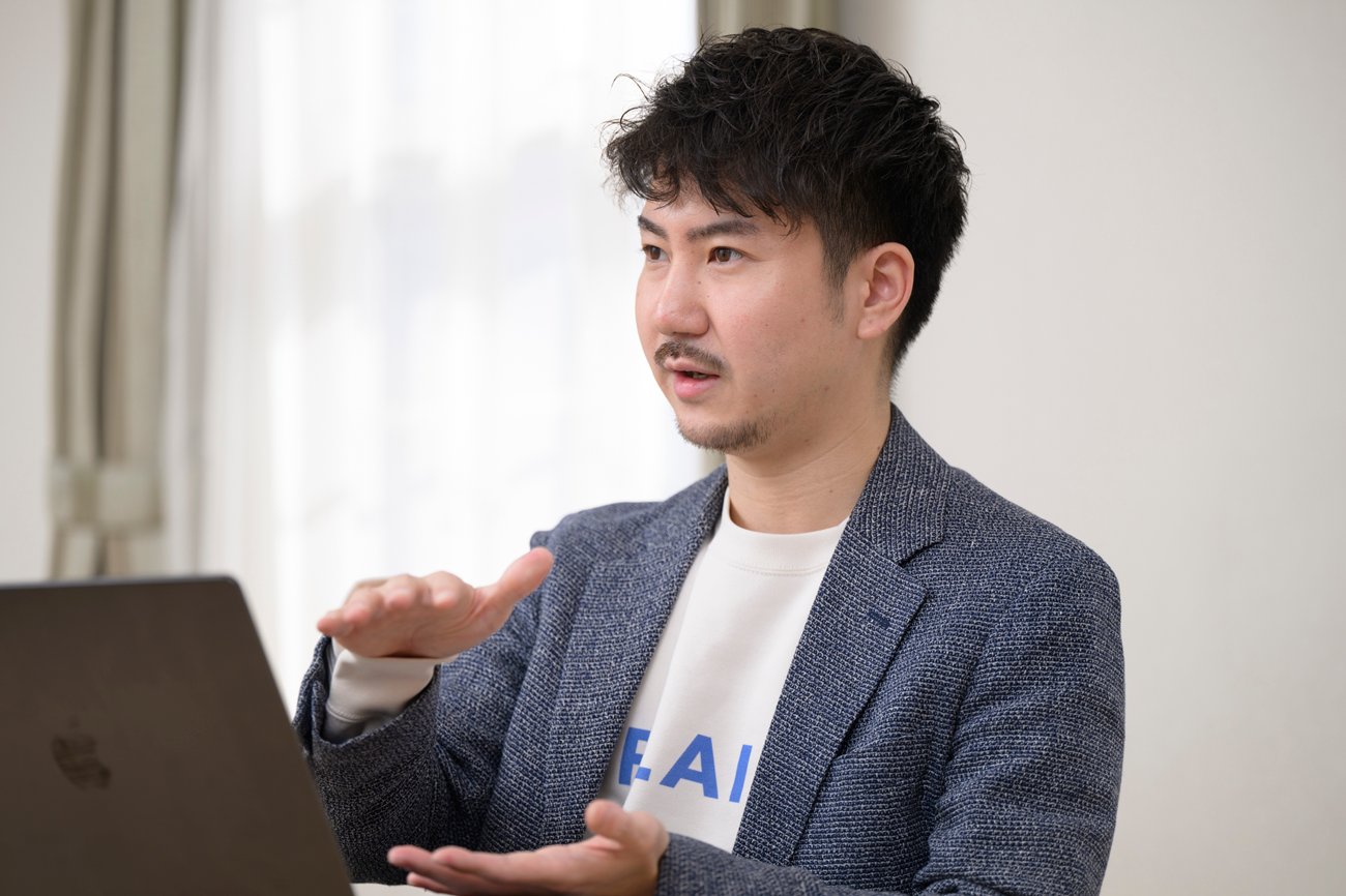 PLAINER株式会社 代表取締役 CEO 小林大氏上智大学法学部卒業後、フリー株式会社に新卒入社。初期配属のインサイドセールスチームで、50名中トップの成績を残した後、事業戦略として計画/戦略の策定から実行までを担当し、所属した全期で目標達成。その後モバイル版freeeのビジネスオーナーとして、YoY300%の成長を牽引。その際、プロダクトを活用した顧客コミュニケーションのインパクトを知ると同時に実行ハードルの高さに大きな課題感を持った。誰もがテクノロジーの進化を喜びとして迎え、自然に共生できる未来の実現を目指し、2019年にPLAINERを創業。