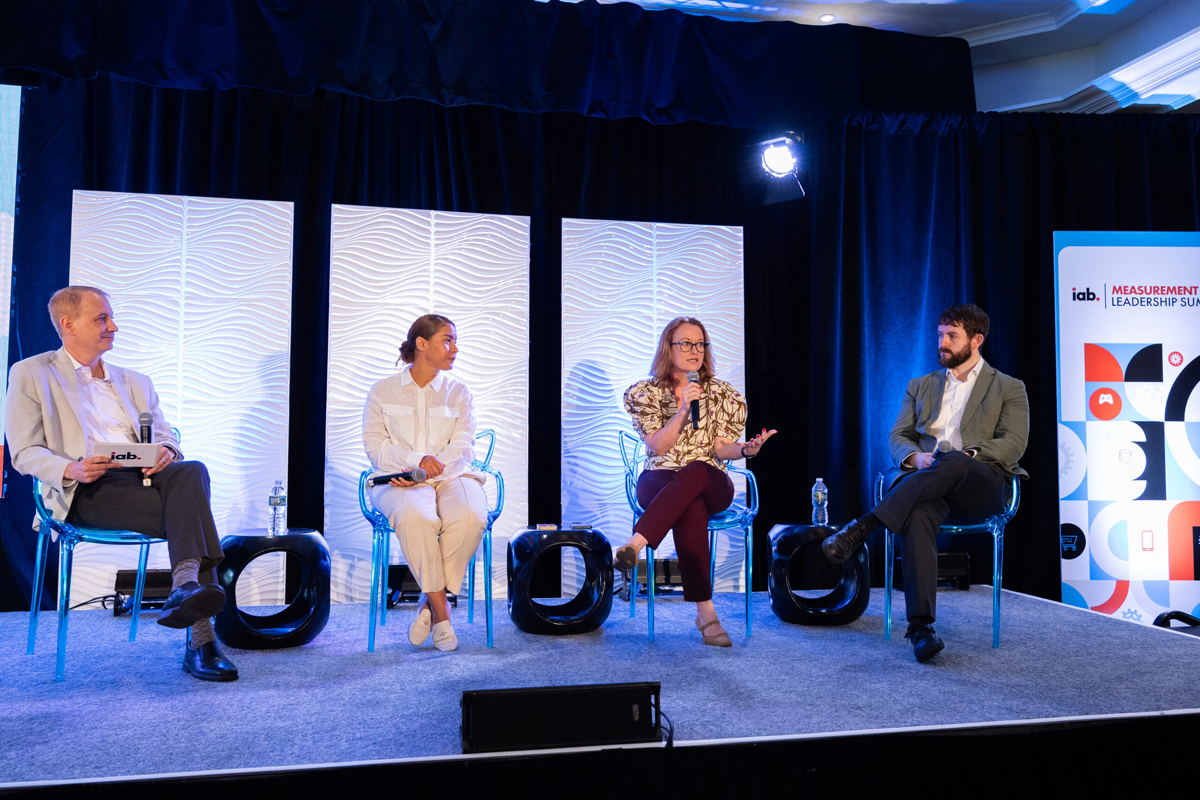 左から：マイケル・ハーン（IAB／IAB Tech Lab エグゼクティブ・バイスプレジデント 兼 法務顧問）、メブルリン・フランシスコ（WPPメディア／EVP, データプロダクト・インサイト＆プランニング担当）、ジョエッタ・ゴベル（DotDash Meredith／SVP, データ戦略＆インサイト担当）、アレックス・キャッシュ（OneTrust／同意・プリファレンス部門 戦略ディレクター）