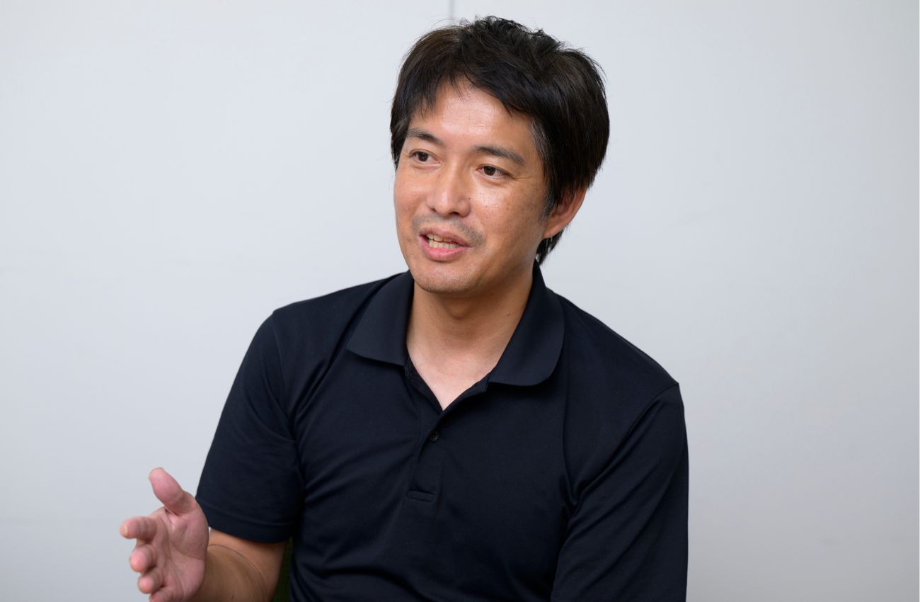 森永乳業株式会社 国内営業本部 営業企画部 戦略推進グループ マネージャー 長谷川亮輔氏　2004年に森永乳業に入社し、営業部門で小売店営業を経験した後、業績管理や販売施策の立案に従事。2020年に営業企画部に異動後は、営業・マーケティングDXの推進を担う。顧客情報データベースの構築やLINE公式アカウントの運用を手がける中「データコネクティングサービス」を導入し、取り組みの社内理解や促進、体制などの推進環境の整備を行っている。