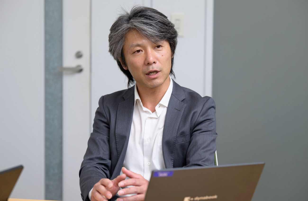グローリー株式会社 国内カンパニー 営業本部 DXビジネス推進統括部 データビジネスデザイン部 部長 片桐 聡志氏　2021年グローリーに入社し、DX分野の新規事業開発や新サービス企画を担当する部門の部長を務める。前職では共通ポイント事業に長年携わっており、データ活用を追求してきた経験を活かし、データコネクティングサービスの企画からリリースまで手がけた。