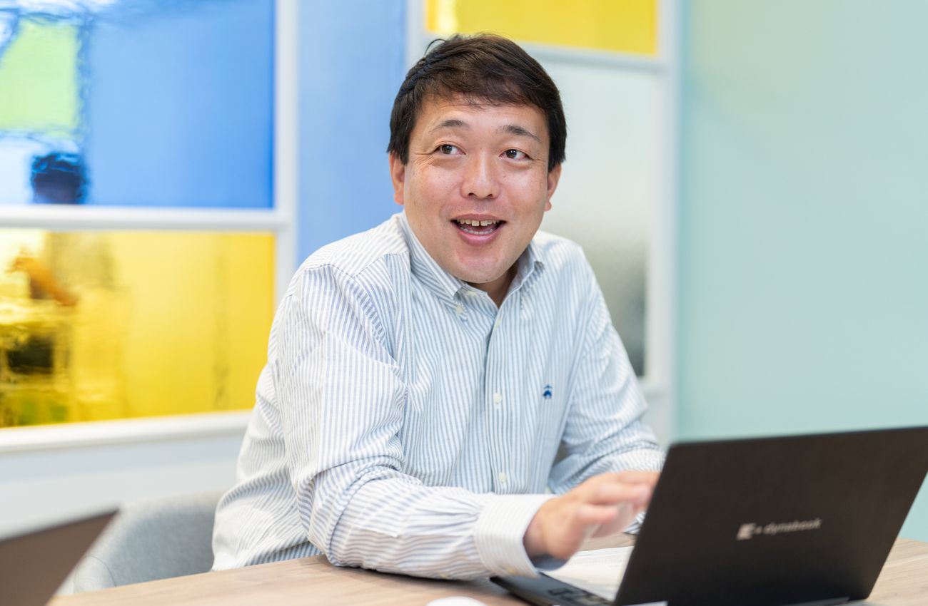 株式会社横浜銀行 デジタル戦略部 マーケティング戦略室 室長 安部宏樹氏データ・AI領域の先進技術を用いて「収益創出」「顧客体験向上」「生産性向上」の取り組みを行うことがミッションの組織「デジタル戦略部 マーケティング戦略室」の室長を務める。キャリアを通じ、一貫して金融領域のマーケティングに従事。