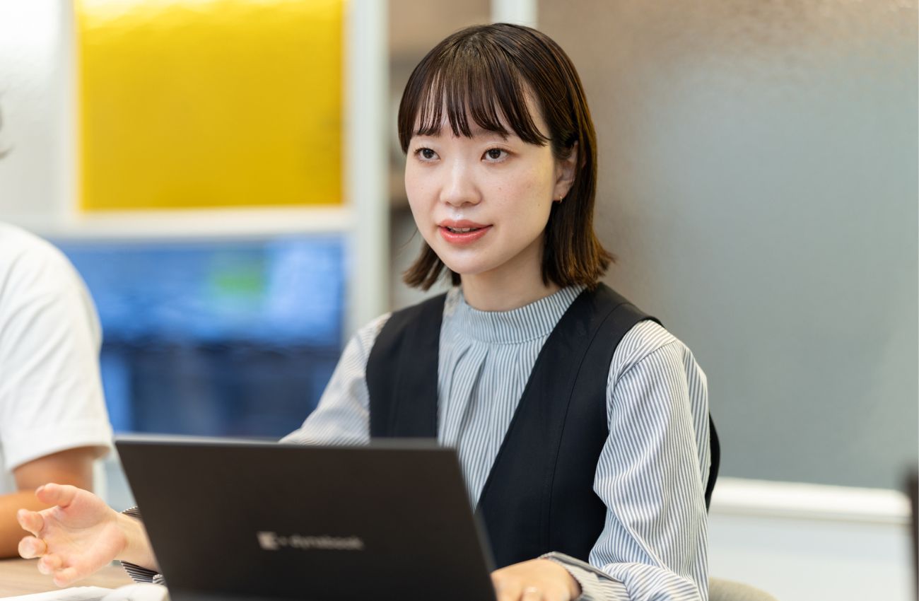 株式会社横浜銀行 デジタル戦略部 マーケティング戦略室 マーケティンググループ 西彩花氏ネット銀行を経て、2020年に横浜銀行へ入行。MAツールを活用したデジタルマーケティング業務のチームリーダーとして、顧客の行動データに基づいたマーケティングに取り組む。