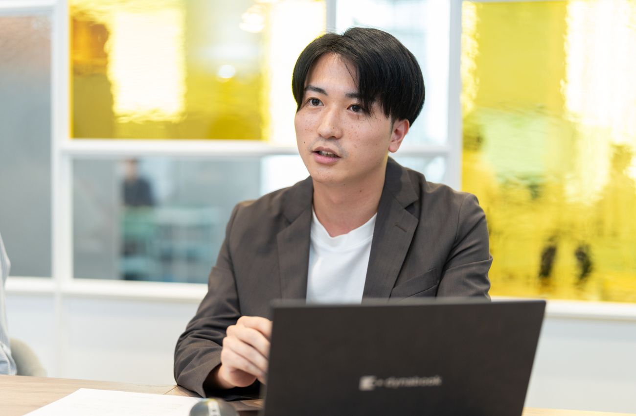 株式会社横浜銀行 デジタル戦略部 マーケティング戦略室 マーケティンググループ 山本紘由氏2022年に本部直配属の採用枠（データサイエンスコース）で新卒入行。現在はカードローンの広告運用やMAツールの設計・運用、機械学習モデルの構築などに取り組む